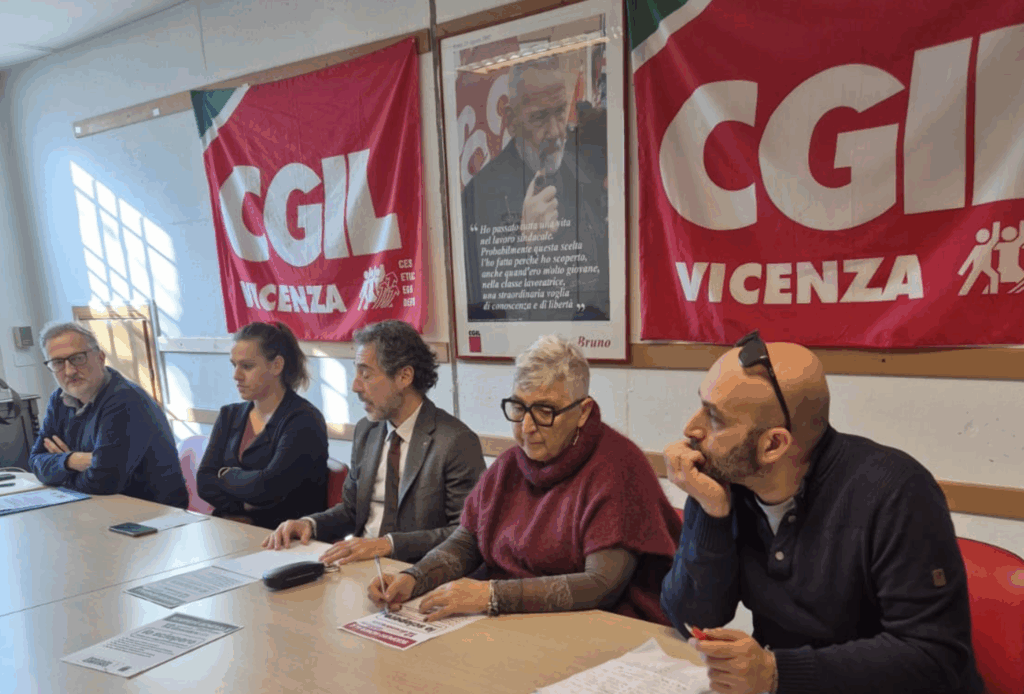 Segretario generale della CGIL di Vicenza Giancarlo Puggioni tra Giovanna Manuzzato (segr. gen. FILT Cgil), Alan Lucchino (segreteria SLC), Arianna Salarolo (segr. org. FILCAMS Cgil), Francesco Brasco (segretario del SUNIA)