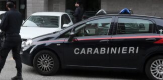 Imprenditore ucciso a coltellate nel Torinese, fermato un uomo legato all’ex della vittima. Ha confessato l’omicidio