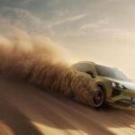 Cayenne Electric: il debutto a Dubai tra tecnologia e potenza nel deserto