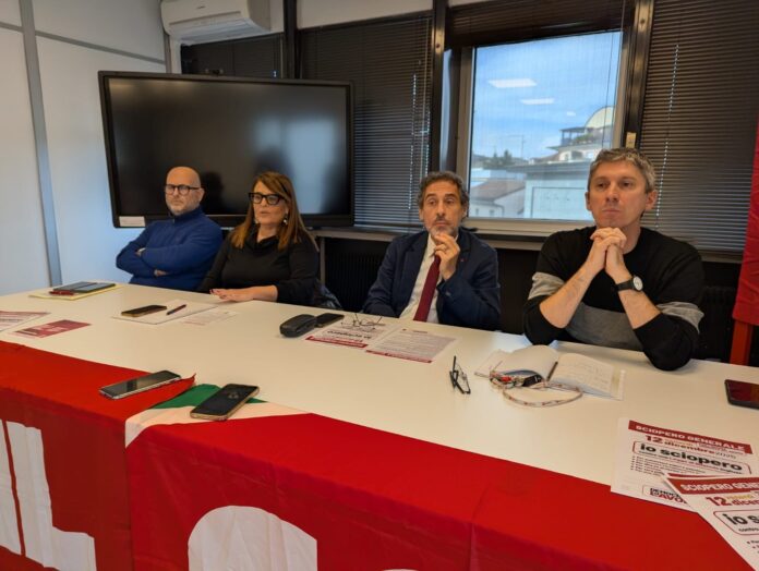 Cgil Vicenza: da sx Giuseppe Marotta (FLC), Chiara Bonato (SPI), il segretario generale Giancarlo Puggioni e Stefano Bagnara (Funzione Pubblica) Cgil Vicenza: da sx Giuseppe Marotta (FLC), Chiara Bonato (SPI), il segretario generale Giancarlo Puggioni e Stefano Bagnara (Funzione Pubblica)