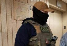 Chicago, agenti armati all’asilo: “Maestra, è in arresto”