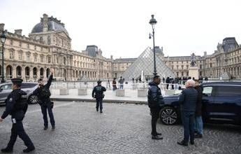 Colpo al Louvre, altri quattro fermi per il furto dei gioielli della corona francese