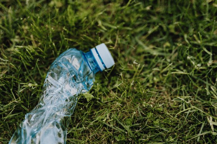 Comprano un terreno e costruiscono una casa… fatta di plastica
