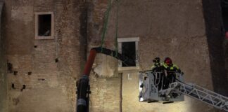 Roma, crolla una parte della Torre dei Conti: estratto vivo l’operaio sotto le macerie / Video