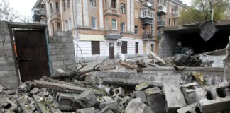 Ucraina, attacchi di droni e missili russi: un morto e dieci feriti a Dnipro