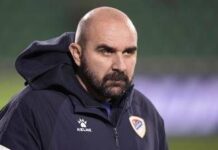 Dramma nel calcio serbo, allenatore muore durante una partita