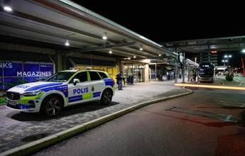 Droni avvistati all’aeroporto svedese di Goteborg: “Traffico sospeso e voli deviati verso altri scali”