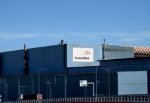 Ex Ilva, scoppia la protesta: lavoratori occupano l’aeroporto di Genova