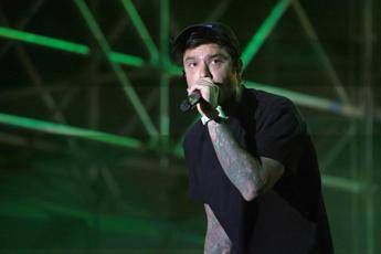 Fedez e Mr Marra denunciano in Procura: “Due finti poliziotti sono venuti a cercarci”
