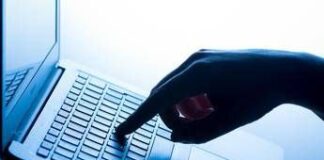 “Finalmente, non mi mancherete”, manda mail di dimissioni ai colleghi e l’azienda lo querela