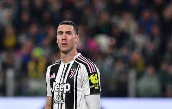 Fiorentina-Juve, cori razzisti contro Vlahovic e partita a rischio stop. Cos’è successo