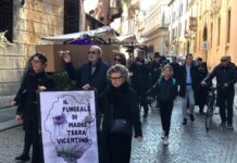 A Vicenza flash mob di comitati e associazioni: “La Terra Vicentina è morta per troppi inquinamenti, serve un cambio di rotta” Flash mob, il funerale di Madre terra vicentina dell'8 novembre 2025