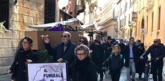 A Vicenza flash mob di comitati e associazioni: “La Terra Vicentina è morta per troppi inquinamenti, serve un cambio di rotta” Flash mob, il funerale di Madre terra vicentina dell'8 novembre 2025