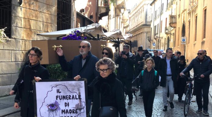 A Vicenza flash mob di comitati e associazioni: “La Terra Vicentina è morta per troppi inquinamenti, serve un cambio di rotta” Flash mob, il funerale di Madre terra vicentina dell'8 novembre 2025
