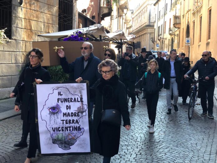 Flash mob, il funerale di Madre terra vicentina dell'8 novembre 2025