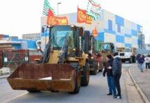 Genova, lavoratori ex Ilva bloccano strada con mezzi da cantiere: “Mille posti a rischio”