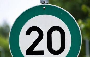 I segnali stradali verdi ‘debuttano’ nel Regno Unito, cosa significano i ‘green signs’