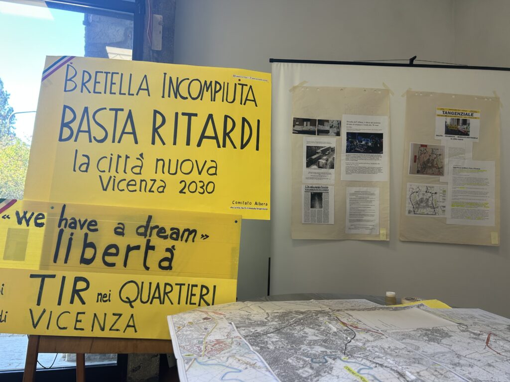 Il Comitato dell'Albera mostra mappe e documenti del progetto 