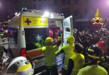 Roma, crolla una parte della Torre dei Conti: morto l’operaio estratto dalle macerie. Annullato il sorvolo delle Frecce Tricolori / Video