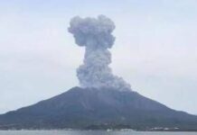 Il vulcano Sakurajima si ‘risveglia’: alta colonna di cenere e fumo
