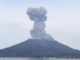 Il vulcano Sakurajima si ‘risveglia’: alta colonna di cenere e fumo