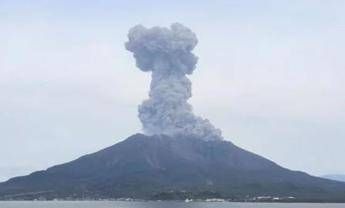 Il vulcano Sakurajima si ‘risveglia’: alta colonna di cenere e fumo