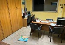 Incappucciati tirano bomba carta e imbrattano con svastiche scuola a Roma