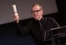 Kevin Spacey senza fissa dimora: “Vivo in Airbnb e in hotel, vado dove c’è lavoro”