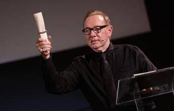 Kevin Spacey senza fissa dimora: “Vivo in Airbnb e in hotel, vado dove c’è lavoro”