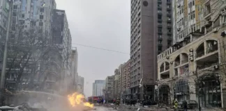 Massiccio attacco russo su Kiev e altre regioni dell’Ucraina, ci sono vittime e decine di feriti