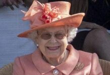 Londra, in mostra il sontuoso guardaroba della regina Elisabetta