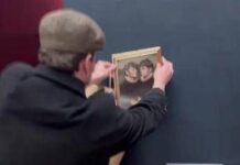 Louvre, due tiktoker appendono il loro ritratto vicino alla Gioconda
