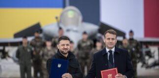 Zelensky e Macron firmano l’intesa per fornire a Kiev fino a 100 caccia