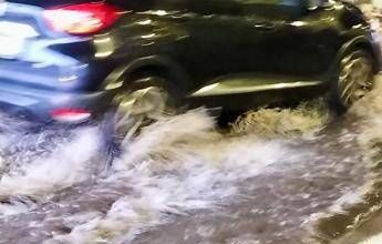 Maltempo a Genova: tromba d’aria, crolla muraglione, esonda rio Fegino