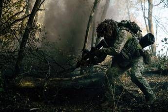 Moto, droni e gruppi segreti: l’assedio di Pokrovsk e la nuova tattica russa che cambia la guerra in Ucraina