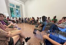Cirella (TCVi) e Possamai: “nessun contributo pubblico all’Italia-America Friendship Festival!”. Ma i 31.000 euro per le location comunali utilizzate? No a Italia-America Friendship Festival, la sala con vista parziale dei presenti all'assemblea organizzativa del 21 agosto 2025