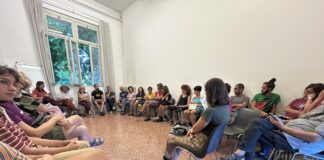 Cirella (TCVi) e Possamai: “nessun contributo pubblico all’Italia-America Friendship Festival!”. Ma i 31.000 euro per le location comunali utilizzate? No a Italia-America Friendship Festival, la sala con vista parziale dei presenti all'assemblea organizzativa del 21 agosto 2025