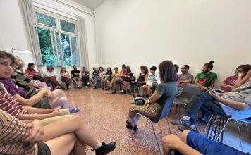 Cirella (TCVi) e Possamai: “nessun contributo pubblico all’Italia-America Friendship Festival!”. Ma i 31.000 euro per le location comunali utilizzate? No a Italia-America Friendship Festival, la sala con vista parziale dei presenti all'assemblea organizzativa del 21 agosto 2025