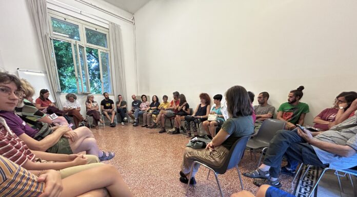 Cirella (TCVi) e Possamai: “nessun contributo pubblico all’Italia-America Friendship Festival!”. Ma i 31.000 euro per le location comunali utilizzate? No a Italia-America Friendship Festival, la sala con vista parziale dei presenti all'assemblea organizzativa del 21 agosto 2025