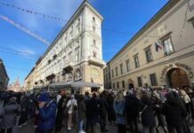 Ornella Vanoni, feretro arriva tra gli applausi al Piccolo Teatro di Milano: lunga fila alla camera ardente