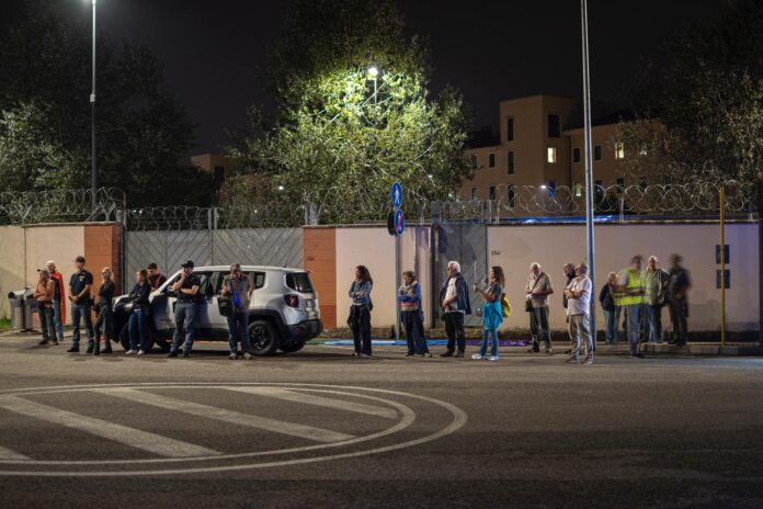 Alcuni partecipanti alla passeggiata e alla preghiera per la pace davanti alla base Del Din il 9 settembre 2025