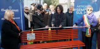 Montecchio Maggiore, Confartigianato dona una panchina rossa: “Un no alla violenza che unisce la comunità” Panchina Rossa Montecchio