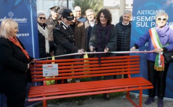 Montecchio Maggiore, Confartigianato dona una panchina rossa: “Un no alla violenza che unisce la comunità” Panchina Rossa Montecchio