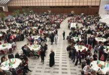 Papa a tavola coi poveri, appello ai governi: “Ascoltate il loro grido”