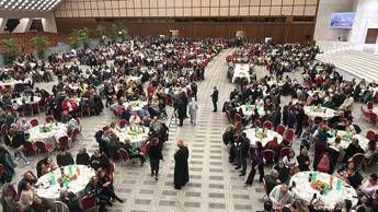 Papa a tavola coi poveri, appello ai governi: “Ascoltate il loro grido”