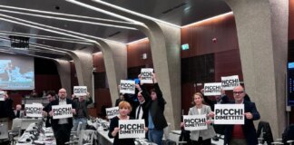 Cartelli ‘Picchi dimettiti’ in consiglio regionale, Majorino “Fontana sotto ricatto di FdI”