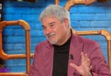 Pino Insegno si commuove a ‘Ciao Maschio’: “Mamma mi manca ogni giorno”