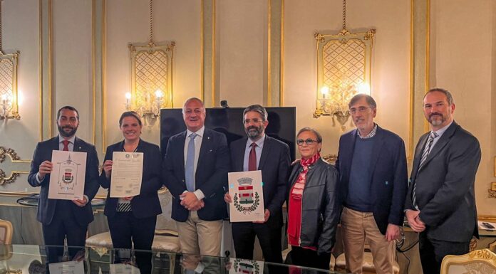 Sovizzo, il Prefetto consegna il nuovo Gonfalone comunale: nasce ufficialmente il simbolo della fusione con Gambugliano Prefettura di Vicenza (7 novembre 2025), cerimonia consegna Gonfalone al comune di Sovizzo.jpg