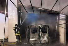 Valbrenta-Arsiè, pulmino in fiamme sotto una tettoia a Fastro: distrutto il veicolo Pulmino in Fiamme