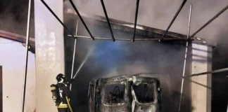 Valbrenta-Arsiè, pulmino in fiamme sotto una tettoia a Fastro: distrutto il veicolo Pulmino in Fiamme
